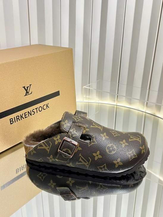 Picture of Louis Vuitton Slippers _SKULVsz35-46mnq11071075